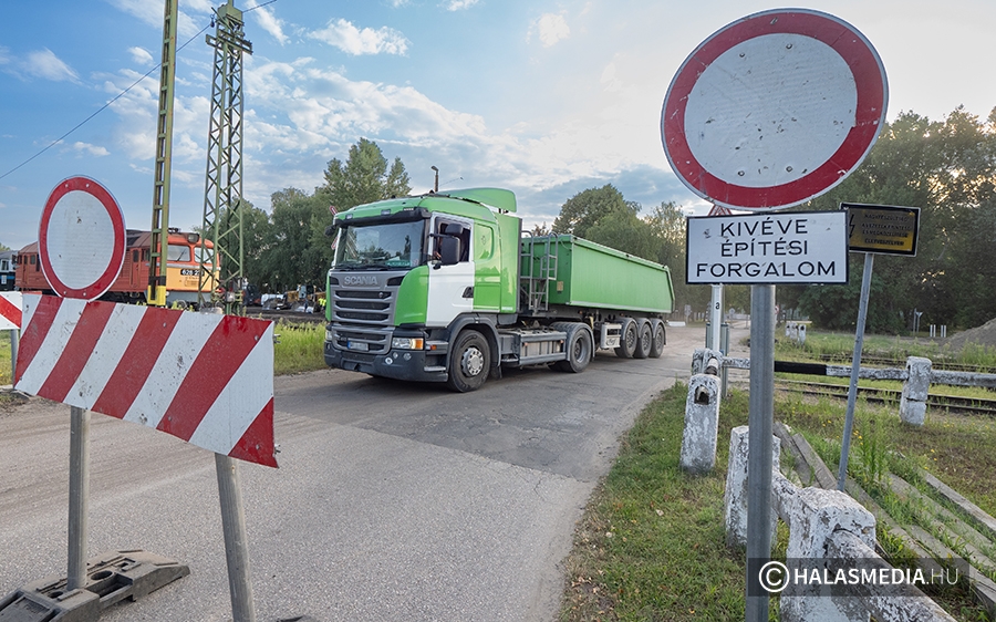 A Bajza-Kéve utcai vasúti átjáró lezárva