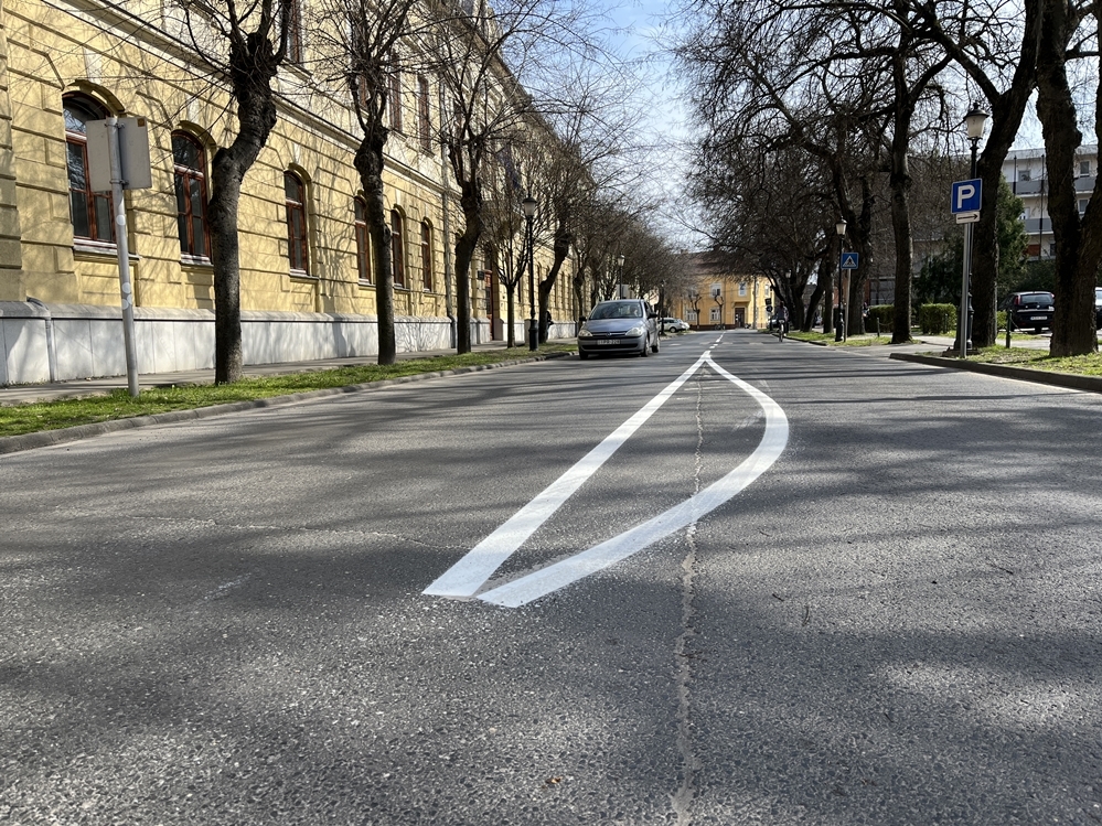 Megkezdődött az útburkolati jelek festése