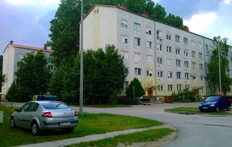 Acélbetétes bakanccsal rúgta fejbe