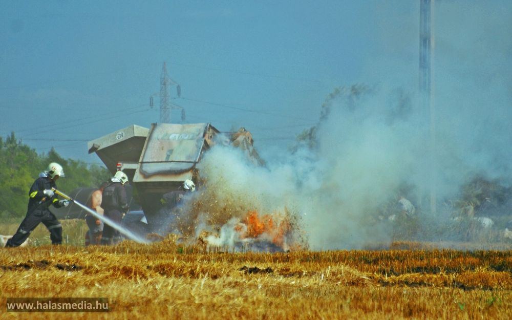 Égett a bálázógép