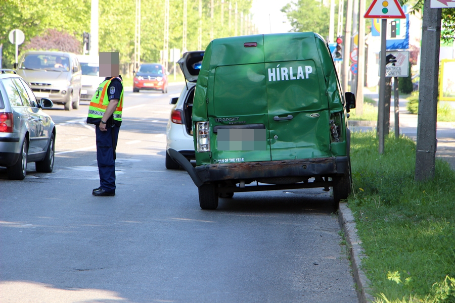 Kamion és két furgon ütközött