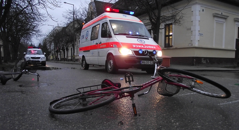 Villanyoszlopot döntött az autós