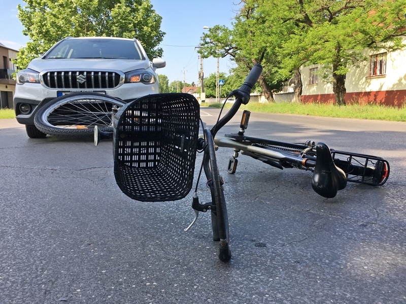 Kerékpárost ért baleset a Szabadság téren