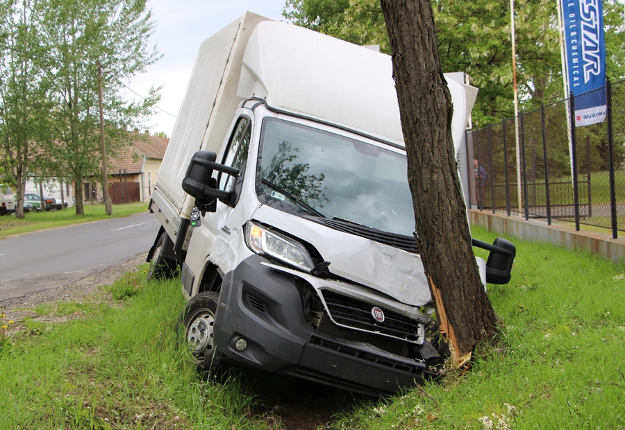 Fának hajtott a kisteherautó