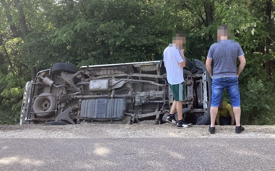 Árokba borult egy jármű Kunfehértó közelében