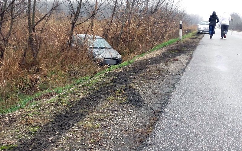 Árokba borult egy autó (frissítve)