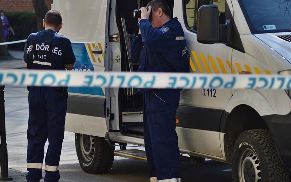 (►)..akkor lőtt még egyet az ajtóba...