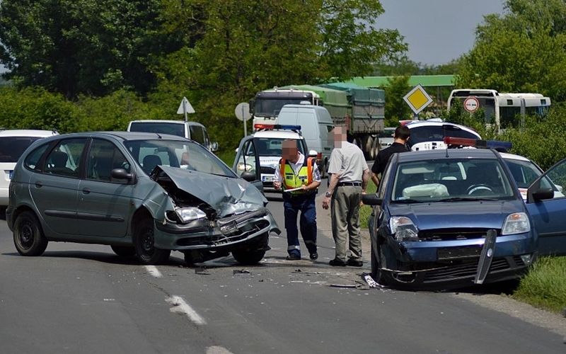 Renault és Ford ütközött az 53-ason
