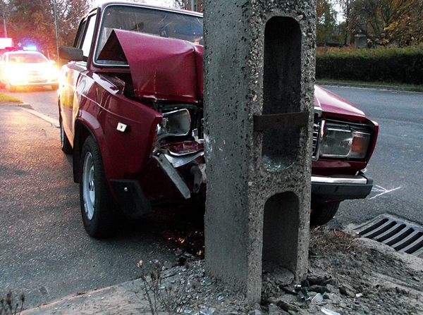 Villanyoszlopnak csapódott a Lada