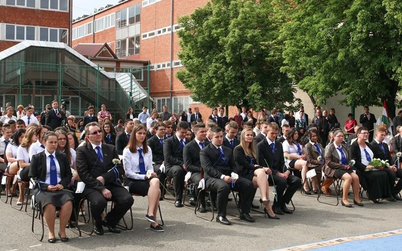 Múlnak a gyermekévek 