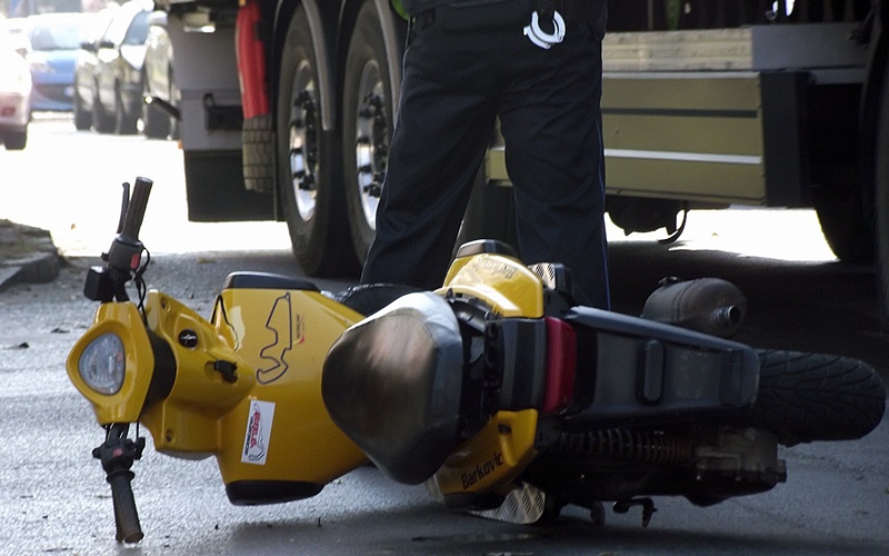 Motoros-baleset a Park Áruháznál