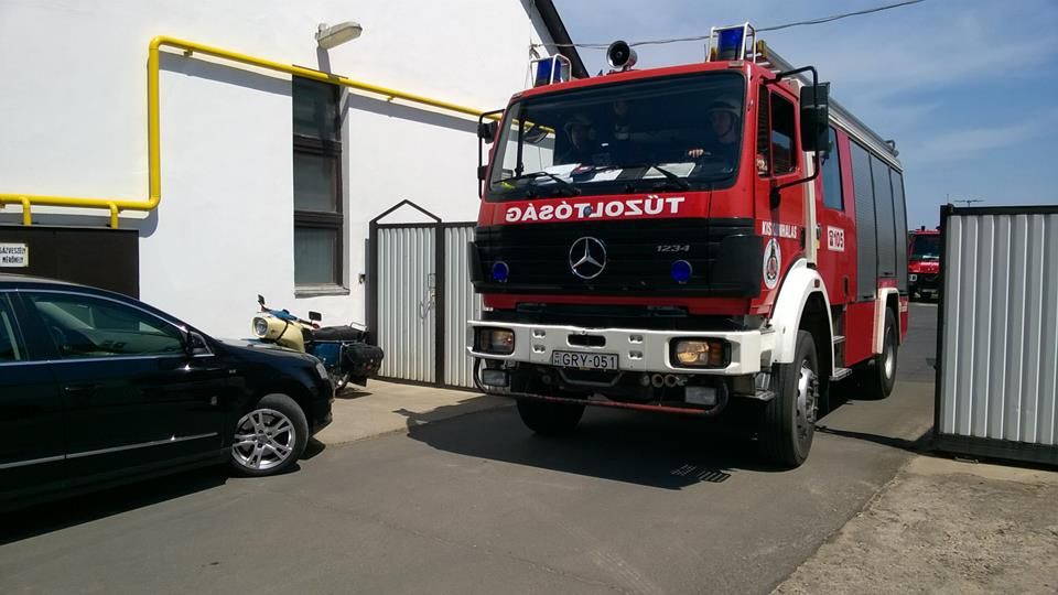 Traktor és autószállító ütközött