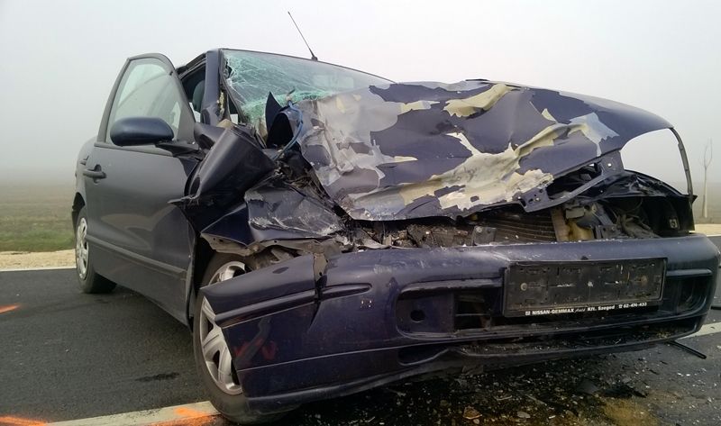 Kamion és autó ütközött a ködben