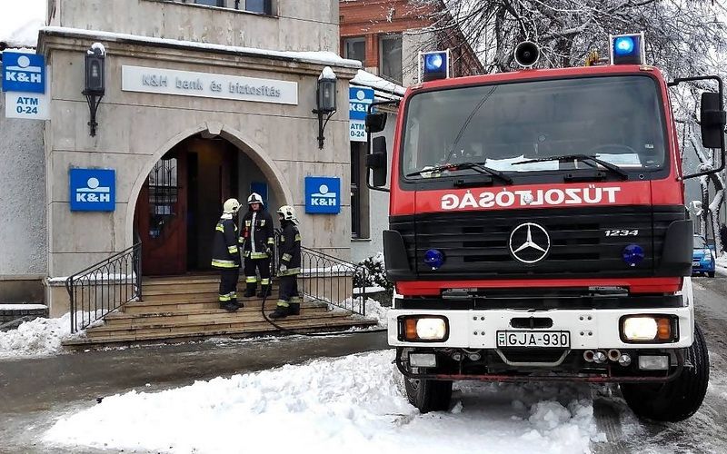 Tűzoltók vonultak a bankhoz