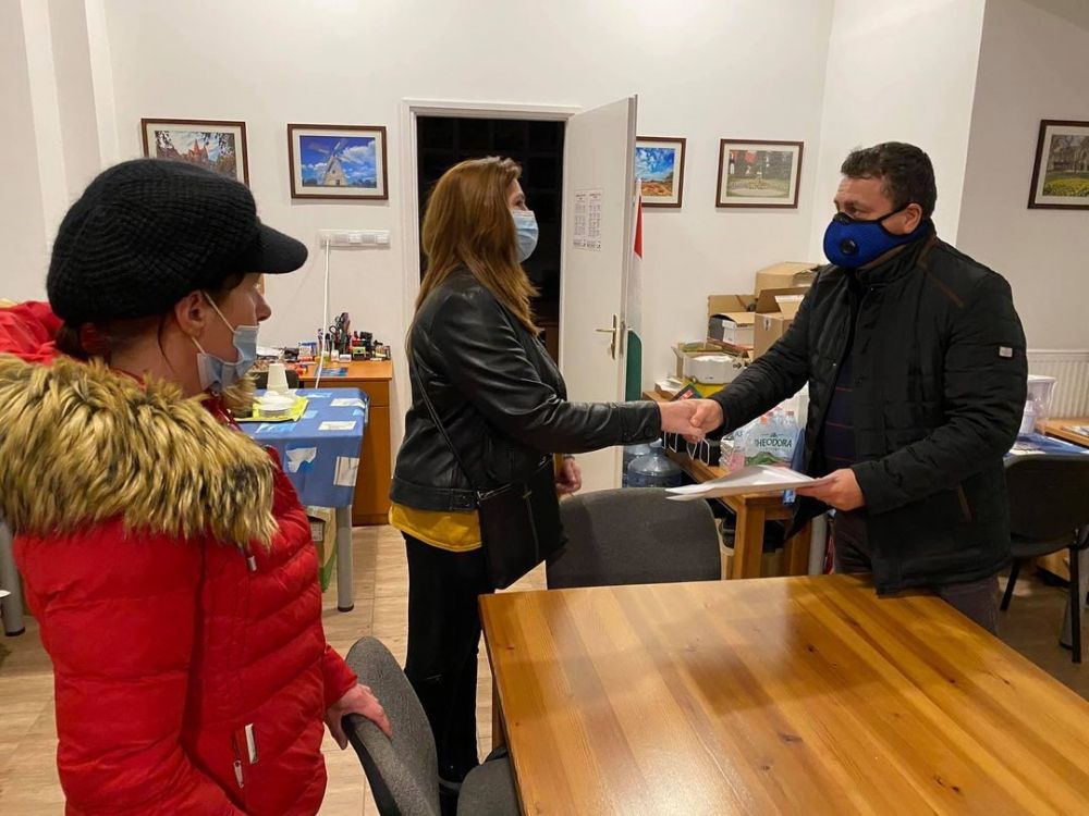 Vendéglátósoktól vett át petíciót Bányai Gábor