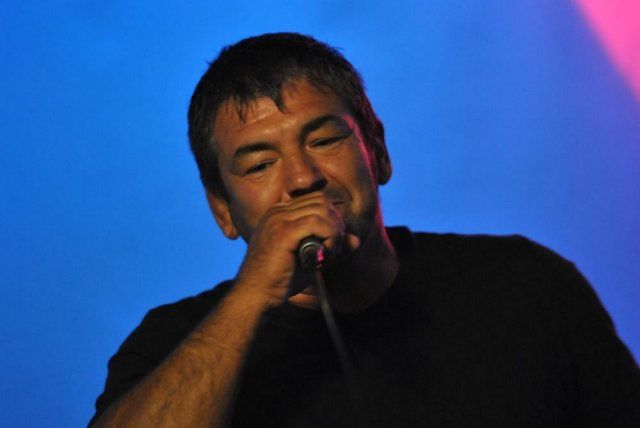 Birkózik és énekel (videóval)