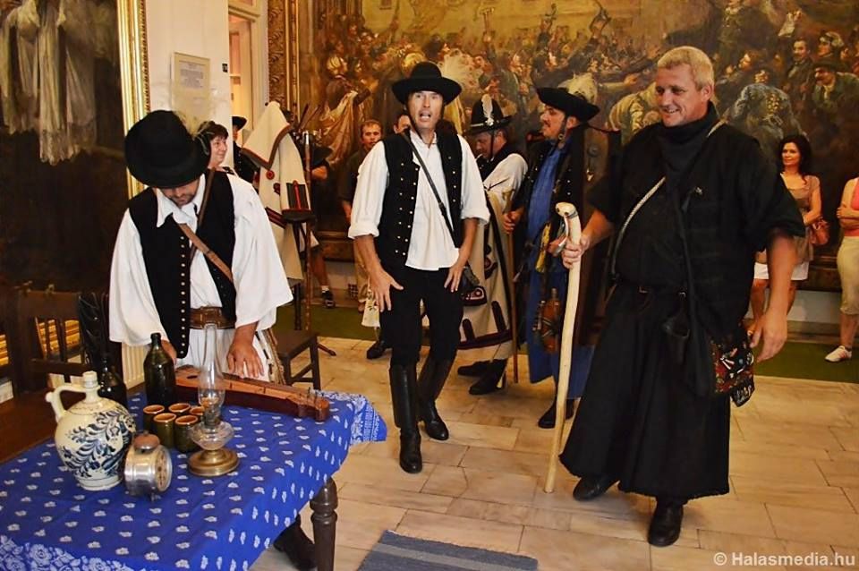 Lovaskocsival, három helyszínen