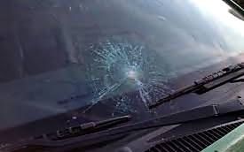 Kővel dobták az autókat