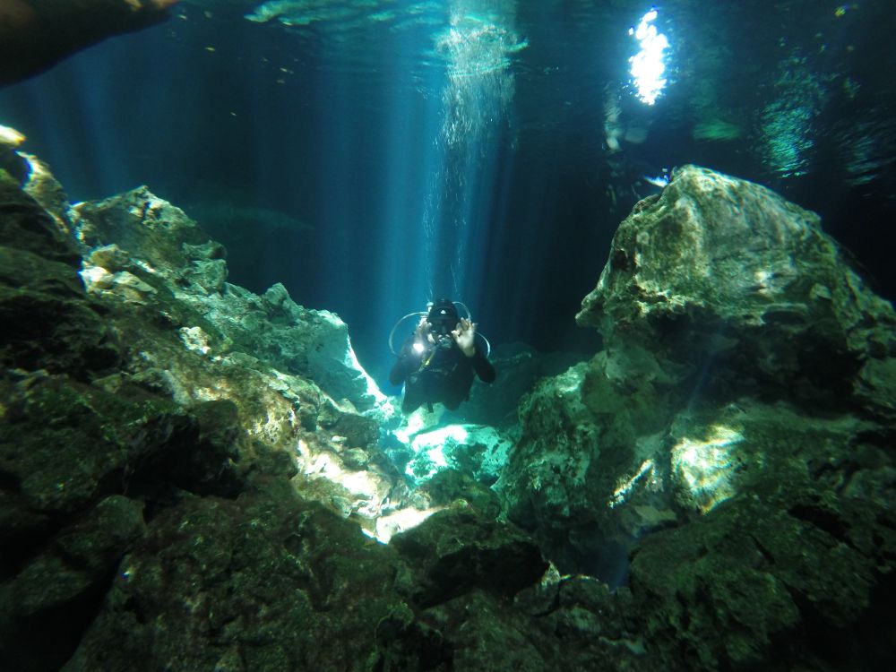 Halasi világvándor előadása a klubban