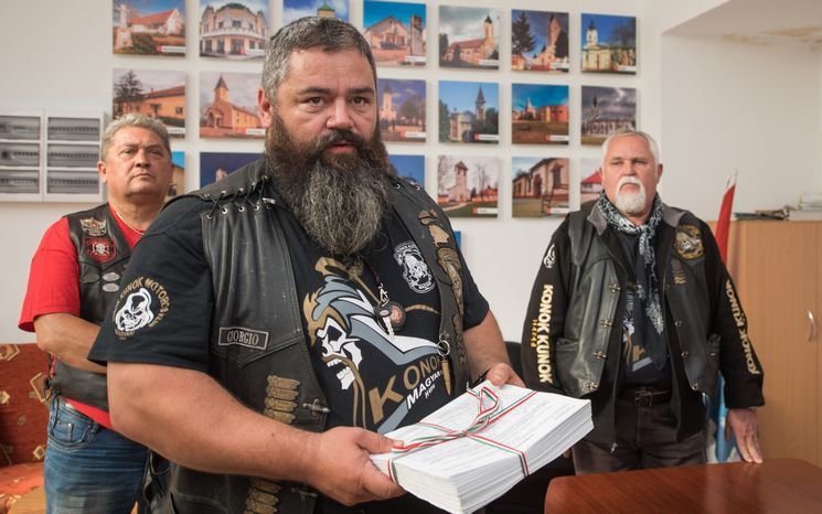 Átadtak 3081 aláírást