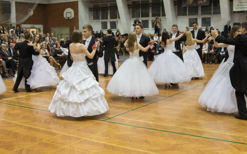 (►) Mosolyok, örömkönnyek a bibós szalagavatón