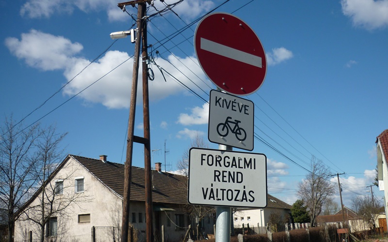 (►) Biciklivel, két irányból?