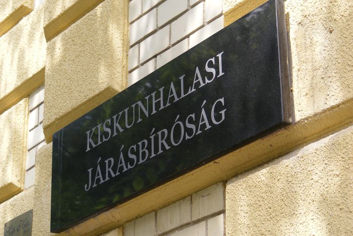 Folytatódott a házakat fosztogató nő pere