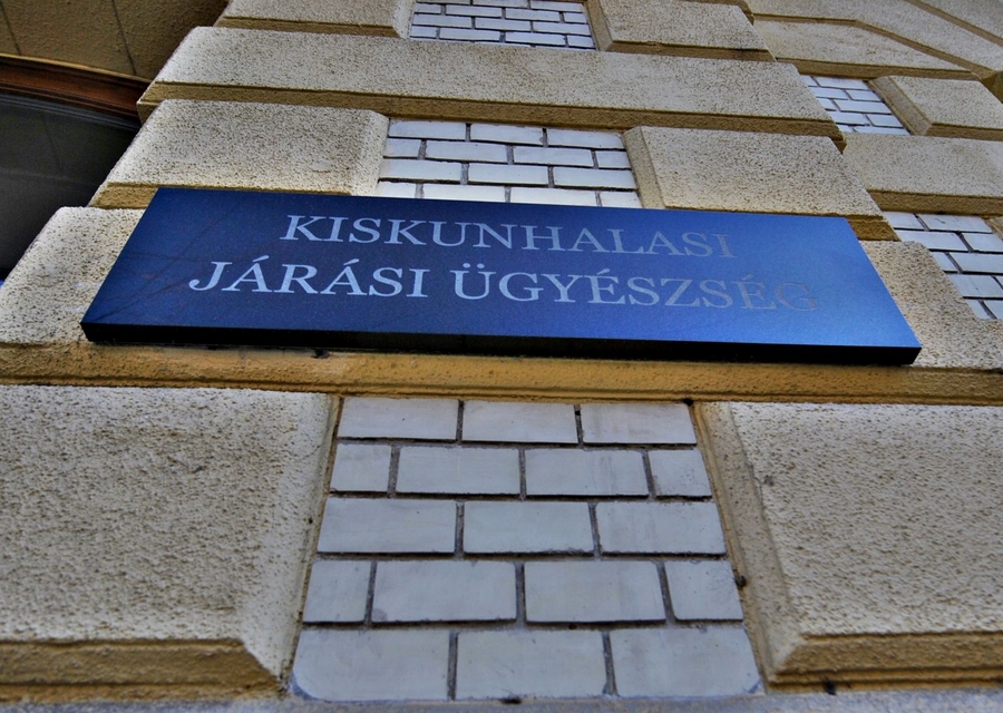 Vádat emeltek a szatír ellen