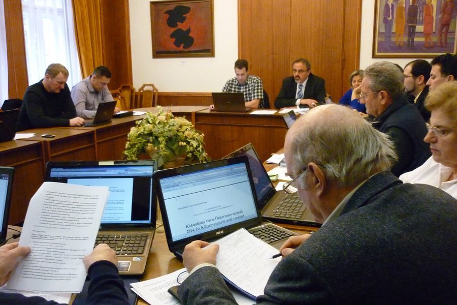 Közös tanácskozás tartózkodással