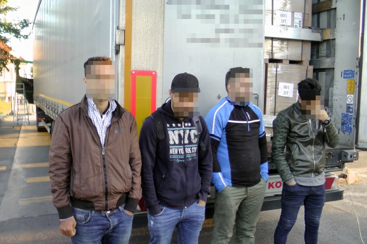 Kamionban bújtak meg