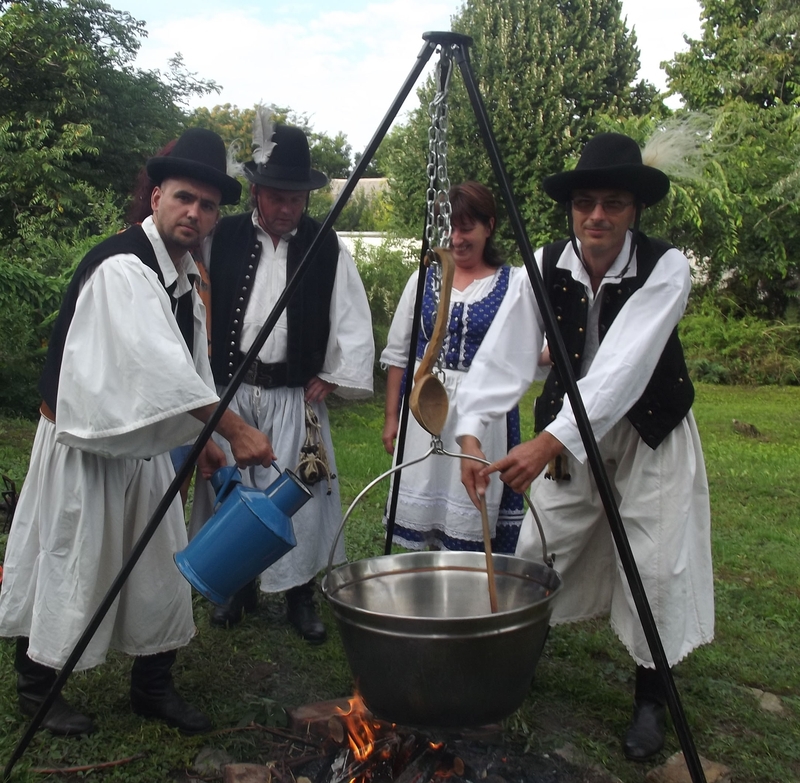 Gulyásleves pásztortűz mellett