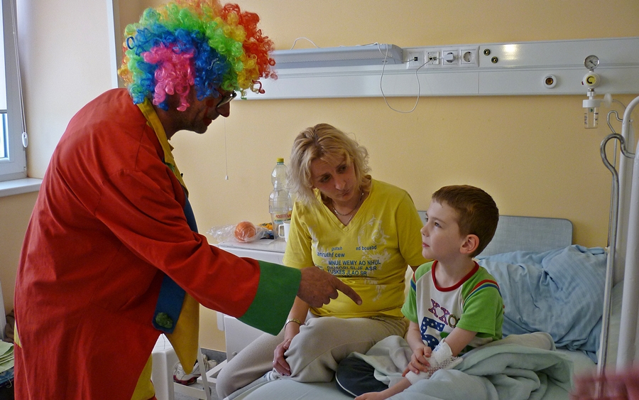 Bohócdoktorok a beteg gyerekeknél