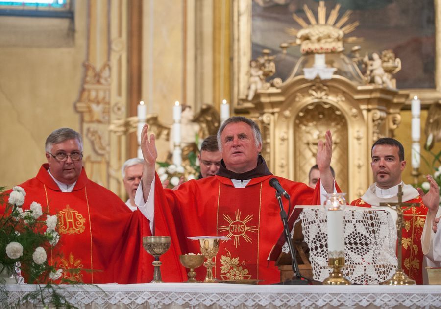 Jókívánságokkal halmozta el a halasi híveket