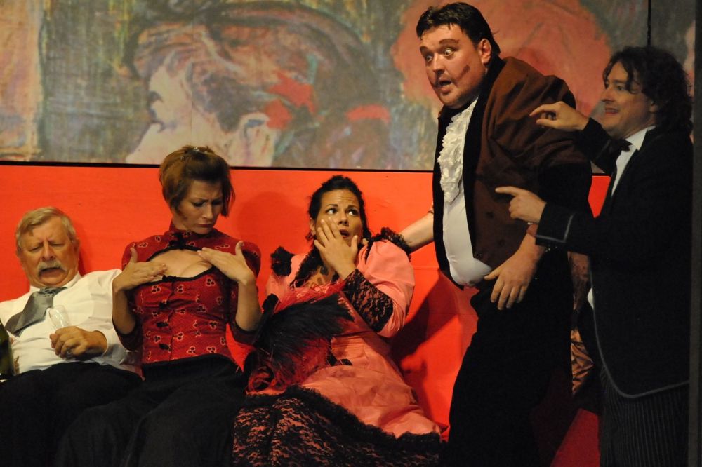 Szerelem, cselszövés…