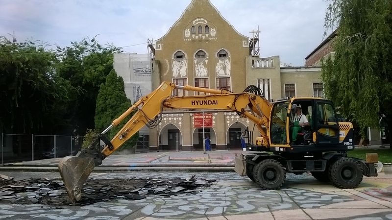 Bontják a halasi főteret (videó)