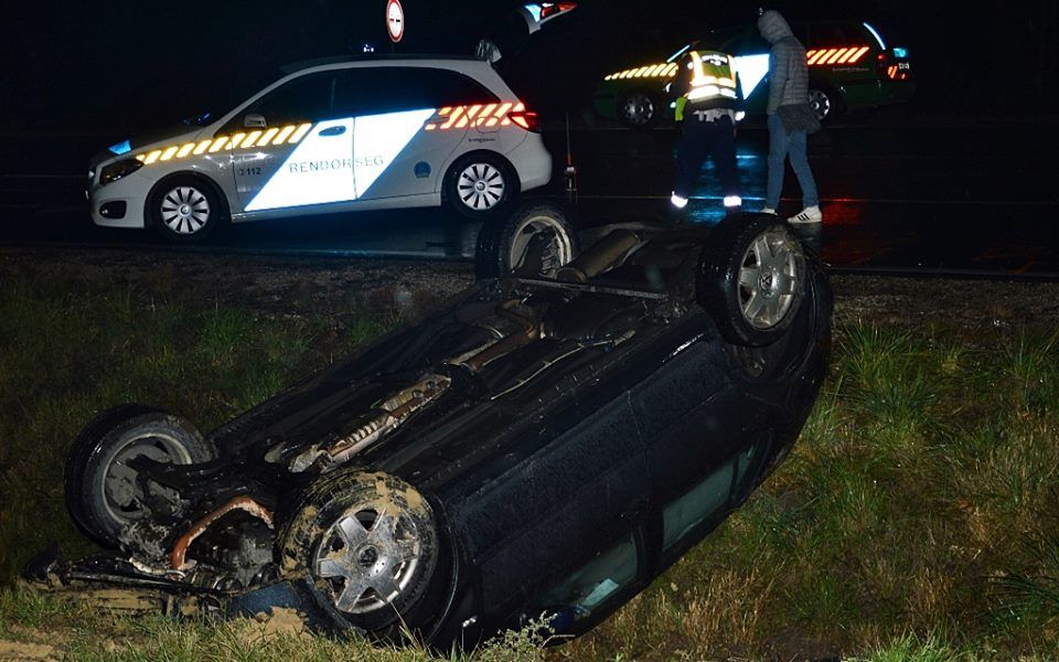 Húszéves lány borult autójával az árokba