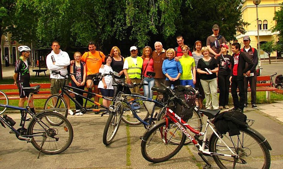 Bicajos barátság, jótékonysággal