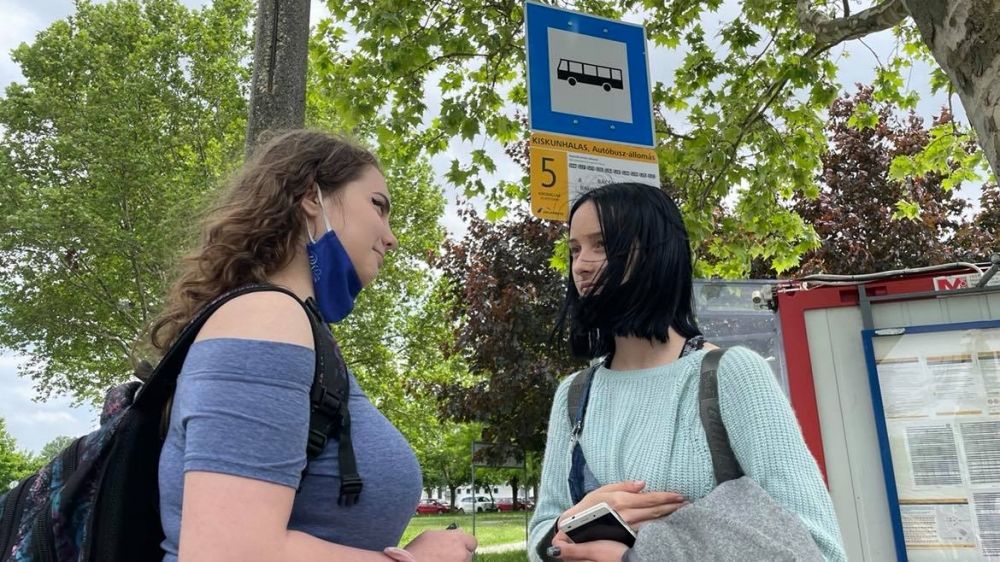 Buszon maszkban, peronon maszk nélkül