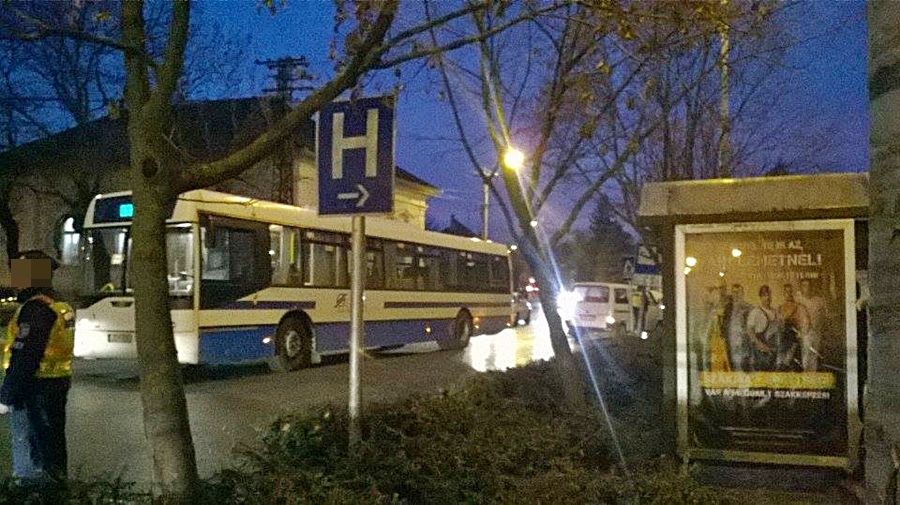 Baleset a belvárosban - kerüljék el a buszmegálló környékét!