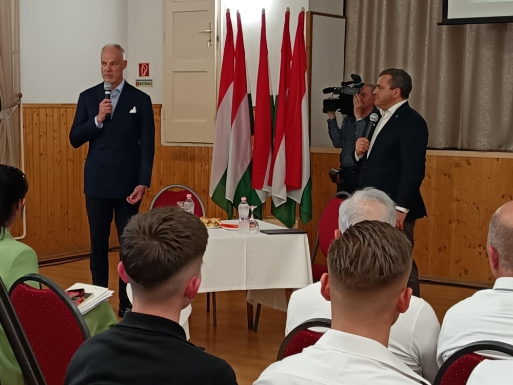 (►) Látogatás a kadétoknál és VOKS 2025 fórum – Kiskunhalason járt a honvédelmi miniszter