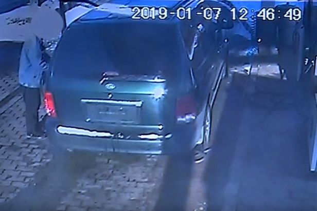 (►) Lopott autóval, fizetés nélkül tankolt, majd árokba borult