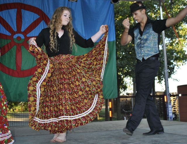 Színpompás ruhák, autentikus táncok