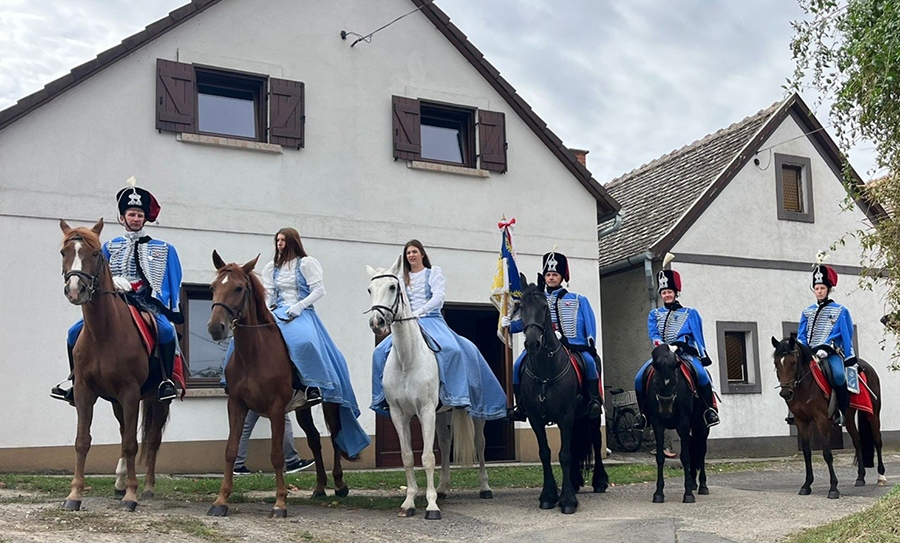 Huszárjaink őrizték az újbor ünnepét Nemesnádudvaron