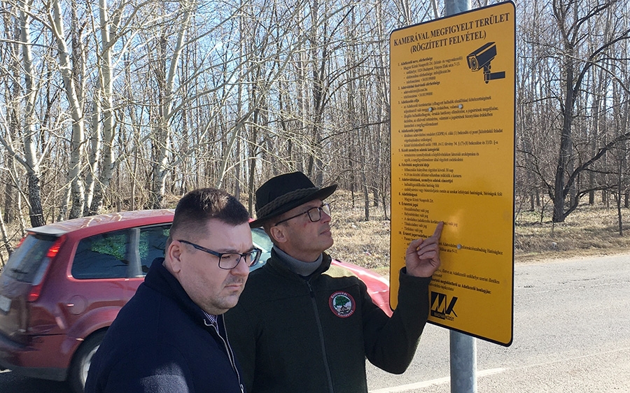 Kamera rögzíti a szemetelőket a parkolóban