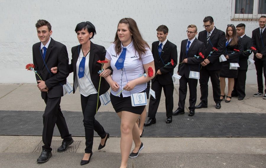 (►) Elballagtak a váris diákok