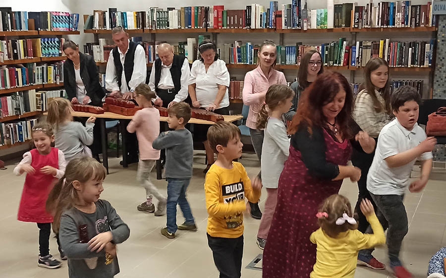 Aprók tánca őszi hangulatban