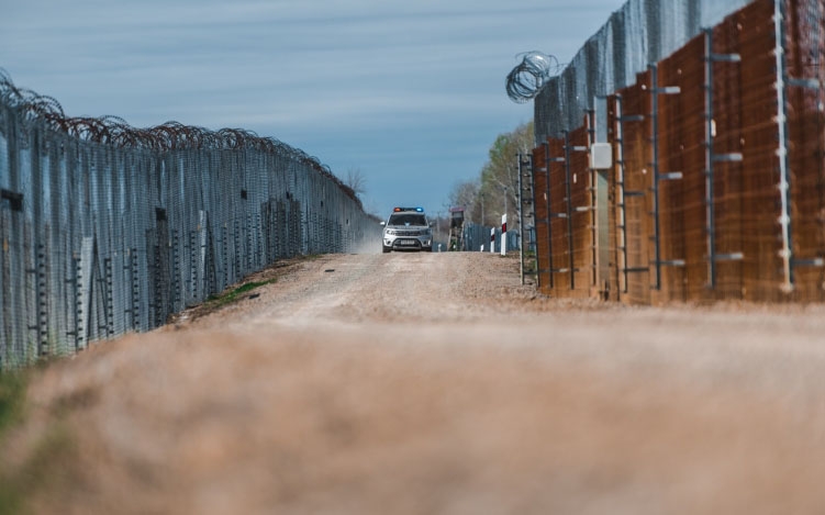 Délen erős a migrációs nyomás, a határforgalom várakozásmentes