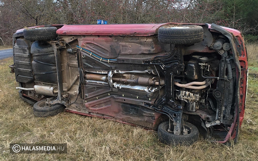 Oldalára borult a kisodródott jármű, felmerült a sofőrnél az ittasság gyanúja (galéria)