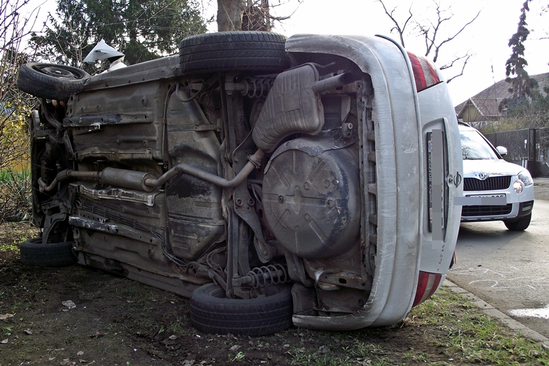 Borult az Opel a kórháznál