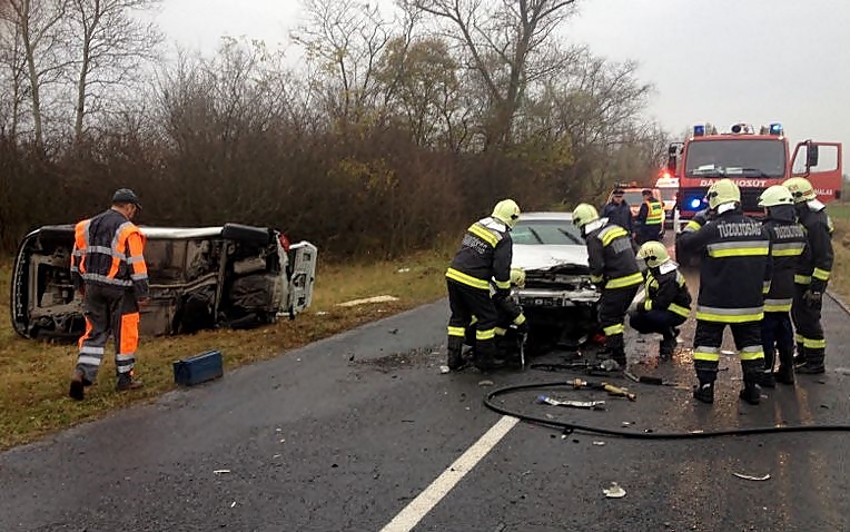 Súlyos baleset a tázlári úton